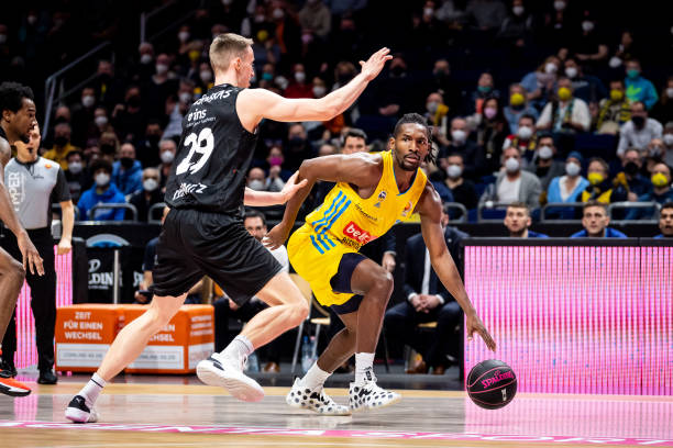 诺伊尔的出 诺伊尔的出